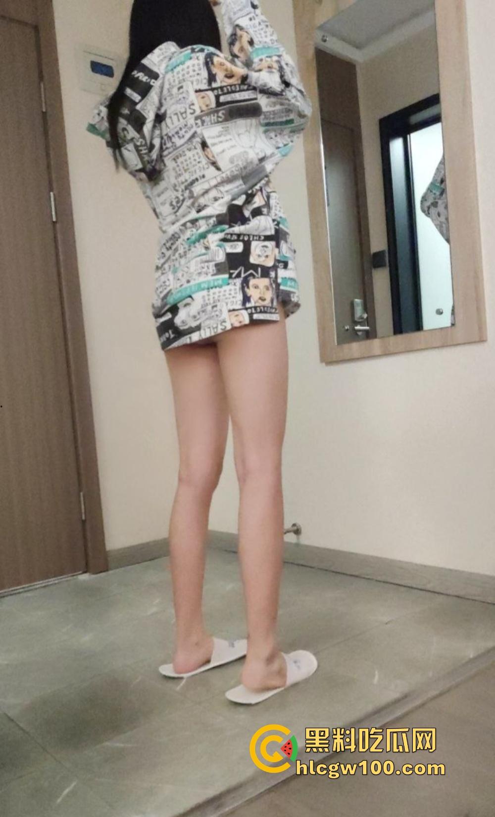 校花竟然是OF老司机,南京大学JK长腿美女『左晴』公开舔鸡巴秀技术,吃鸡还能比耶,鸡巴都被吸软了!-34