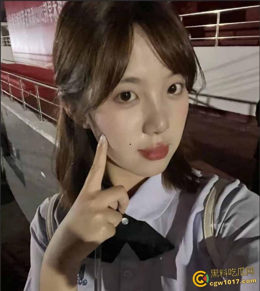 上海金融学院【刘敏】，露脸自拍惨遭前男友曝光，美乳骚逼嫩的如水，镜前跪地口交，蜜桃臀上位猛坐榨精！-2