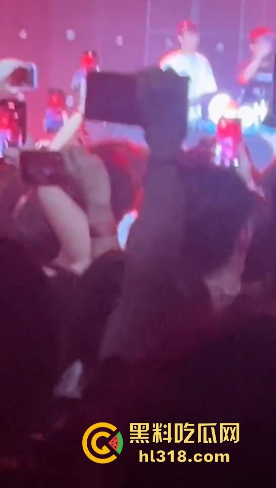 杭州TrapCN酒吧，猥琐男近距离射美女腿上，猥亵行为引发全场diss，你别说这哥们挺hip hop的！-6