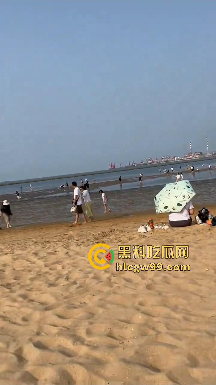 三亚沙滩上的极品骚蜜，天然F奶白到发光的沙滩荡妇，屁股翘得能夹酒瓶，不守妇道翘臀在沙滩上散味！-13