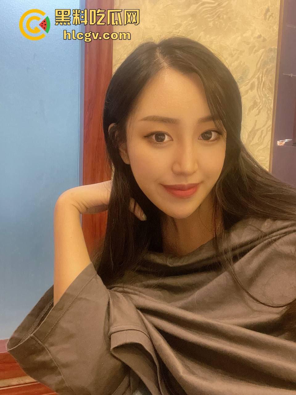 高颜值妹子测评！一个淑女一个御姐，臀后青痣御姐狂吃鸡，白虎淑女嫩穴适合前插，直接冲击视觉！-5