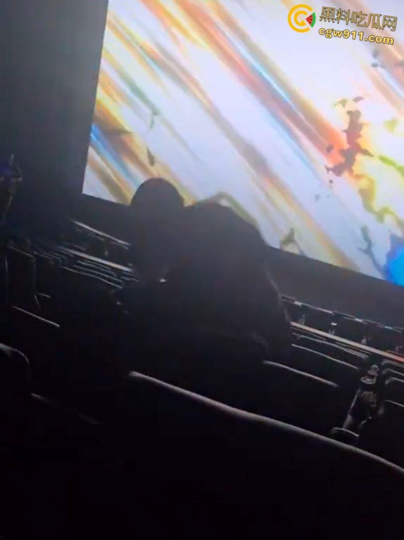 美国太阳谷AMC影院斗殴,一男子观影时当众小便,溅到邻座引起愤怒,遭观众围殴打得鼻青脸肿!-3