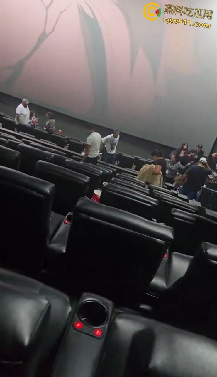 美国太阳谷AMC影院斗殴,一男子观影时当众小便,溅到邻座引起愤怒,遭观众围殴打得鼻青脸肿!-6