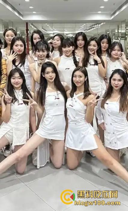 CBA赛场成啦啦队透明高跟的秀场，球迷目光全被那双高跟吸引，比赛啥的都无所谓！-4