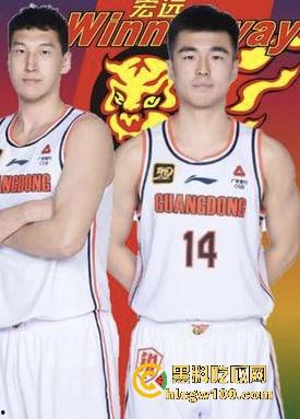 CBA赛场成啦啦队透明高跟的秀场，球迷目光全被那双高跟吸引，比赛啥的都无所谓！-5