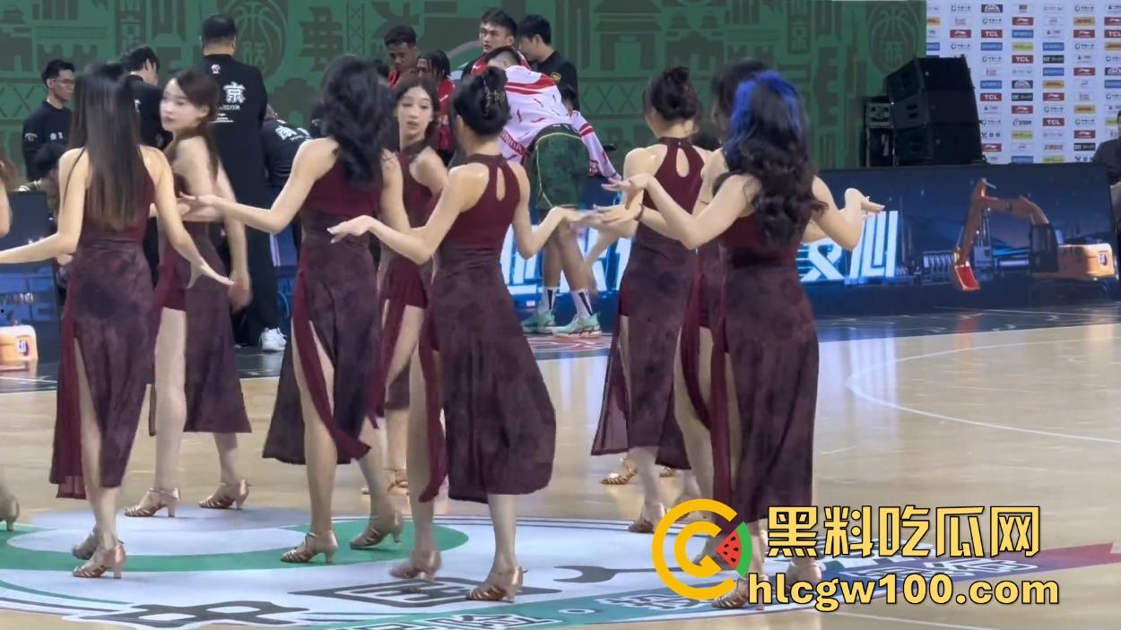 CBA赛场成啦啦队透明高跟的秀场，球迷目光全被那双高跟吸引，比赛啥的都无所谓！-6