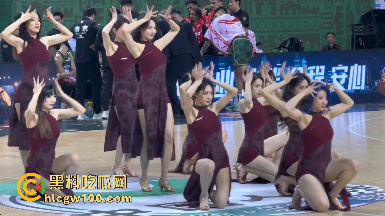 CBA赛场成啦啦队透明高跟的秀场，球迷目光全被那双高跟吸引，比赛啥的都无所谓！-14