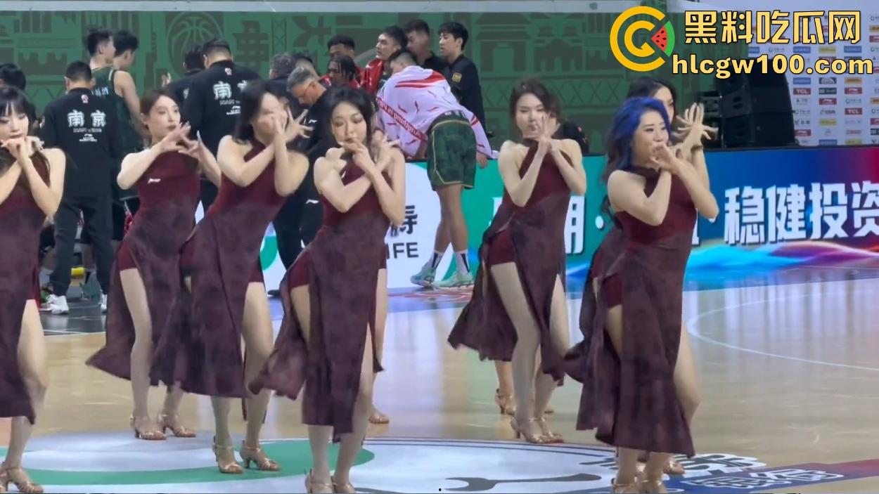 CBA赛场成啦啦队透明高跟的秀场，球迷目光全被那双高跟吸引，比赛啥的都无所谓！-16