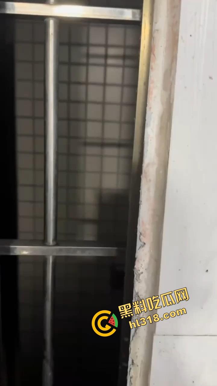 广东城中村夜色，白天空无一人，晚上全是杀猪尖叫此起彼伏，路过都忍不住想下场，必须狠狠操！-5