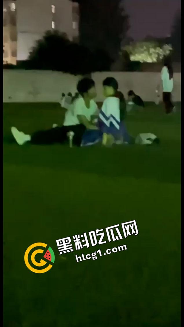 河南经济贸易技术学院 情侣操场发情 大庭广众插进去 同学让我也分享一下你的快乐吧-4