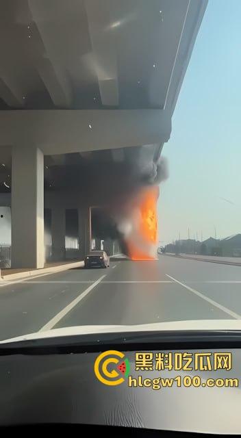 【我的世界】岩浆倒挂现实版,浙江慈溪高架货车起火,燃烧物坠落桥下, 烧出 ”火瀑布“-4