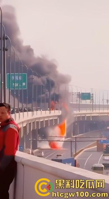 【我的世界】岩浆倒挂现实版,浙江慈溪高架货车起火,燃烧物坠落桥下, 烧出 ”火瀑布“-5