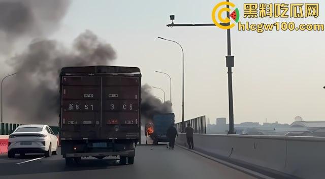 【我的世界】岩浆倒挂现实版,浙江慈溪高架货车起火,燃烧物坠落桥下, 烧出 ”火瀑布“-8