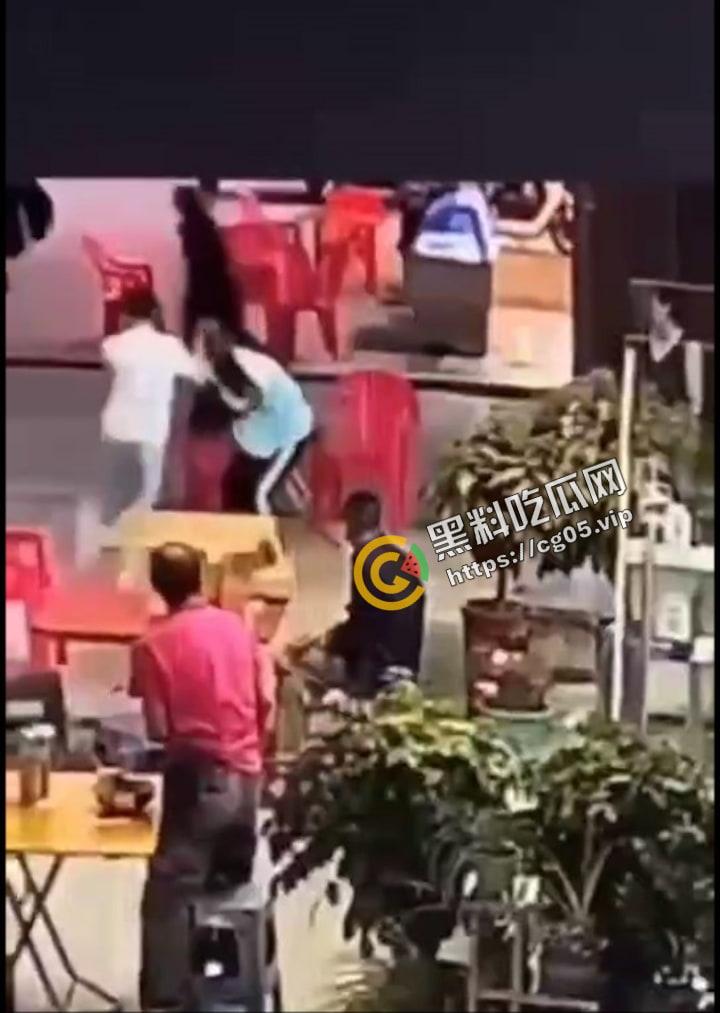 海南三亚 男滨中学门口被骂激怒精神小伙与精神小妹的爱恨情仇持刀伤人事件 现场画面曝光-5