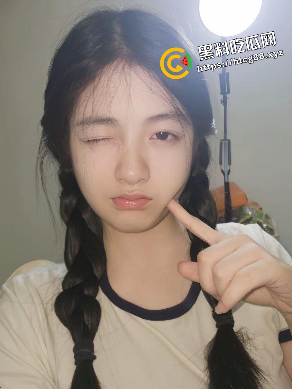 绿帽奴肾虚秒男没性能力秒射,喊上非洲黑人小伙SM爆操淫妻,自己则在一旁观赏加油助威!-2