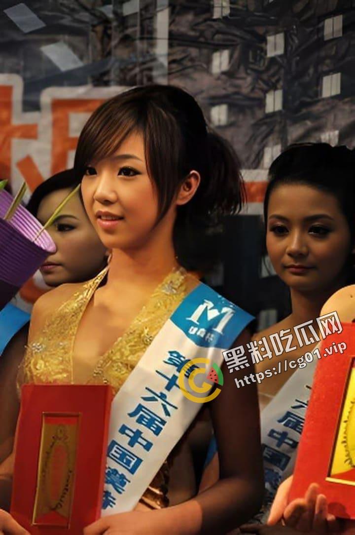 湖南艺校清纯大眼睛可爱小姐姐黑历史被曝光!生活中漂亮床上玩秒变母狗-2