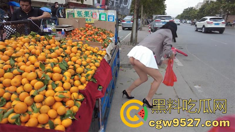 露出界天花板,御姐女神露出合集,和姐妹一起在农村,老头面前全裸送福利,大爷们眼睛都看傻了!-3