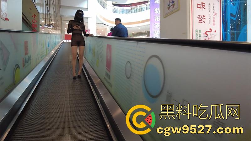 露出界天花板,御姐女神露出合集,和姐妹一起在农村,老头面前全裸送福利,大爷们眼睛都看傻了!-5