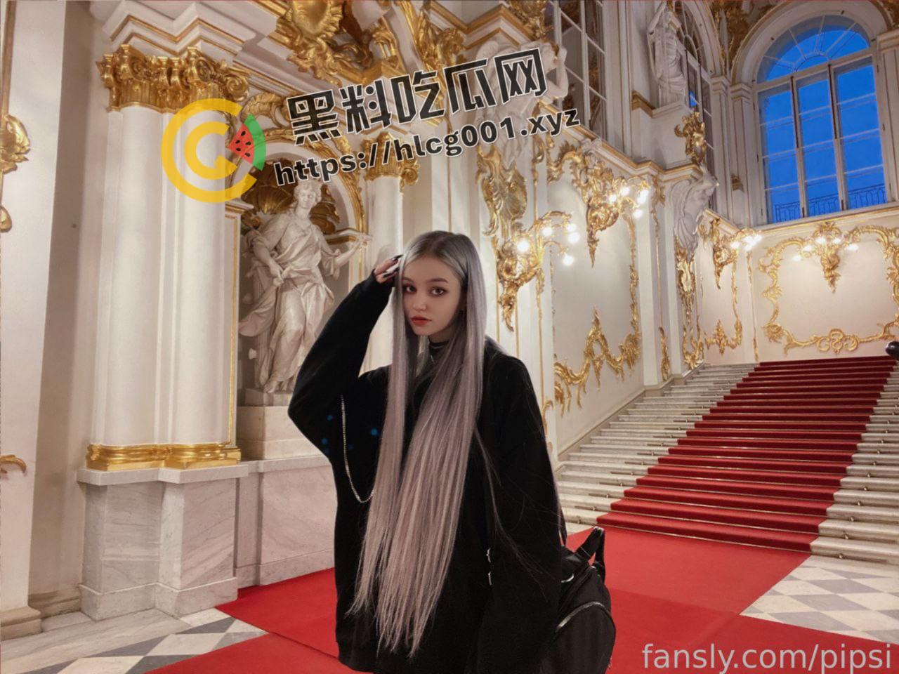 外网爆红福利姬 精神小妹粉嫩plus版本 超高颜值 美脚黑丝 光眼神就顶不住了 OF付费流出-1