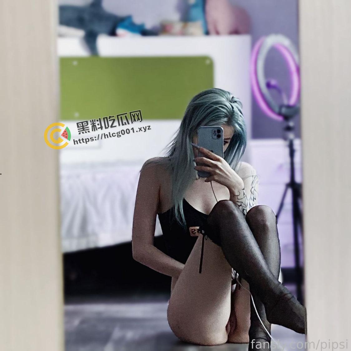 外网爆红福利姬 精神小妹粉嫩plus版本 超高颜值 美脚黑丝 光眼神就顶不住了 OF付费流出-6