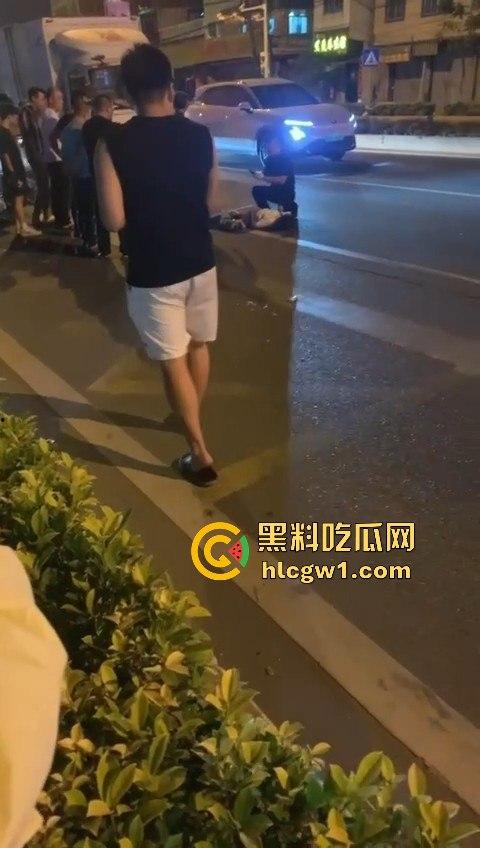 潮州龙湖镇大货车直接撞死俩小孩,惨到司机吓傻,路人哭得肝肠寸断!-4
