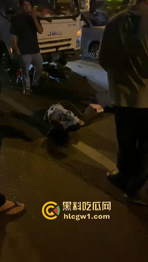 潮州龙湖镇大货车直接撞死俩小孩,惨到司机吓傻,路人哭得肝肠寸断!-5