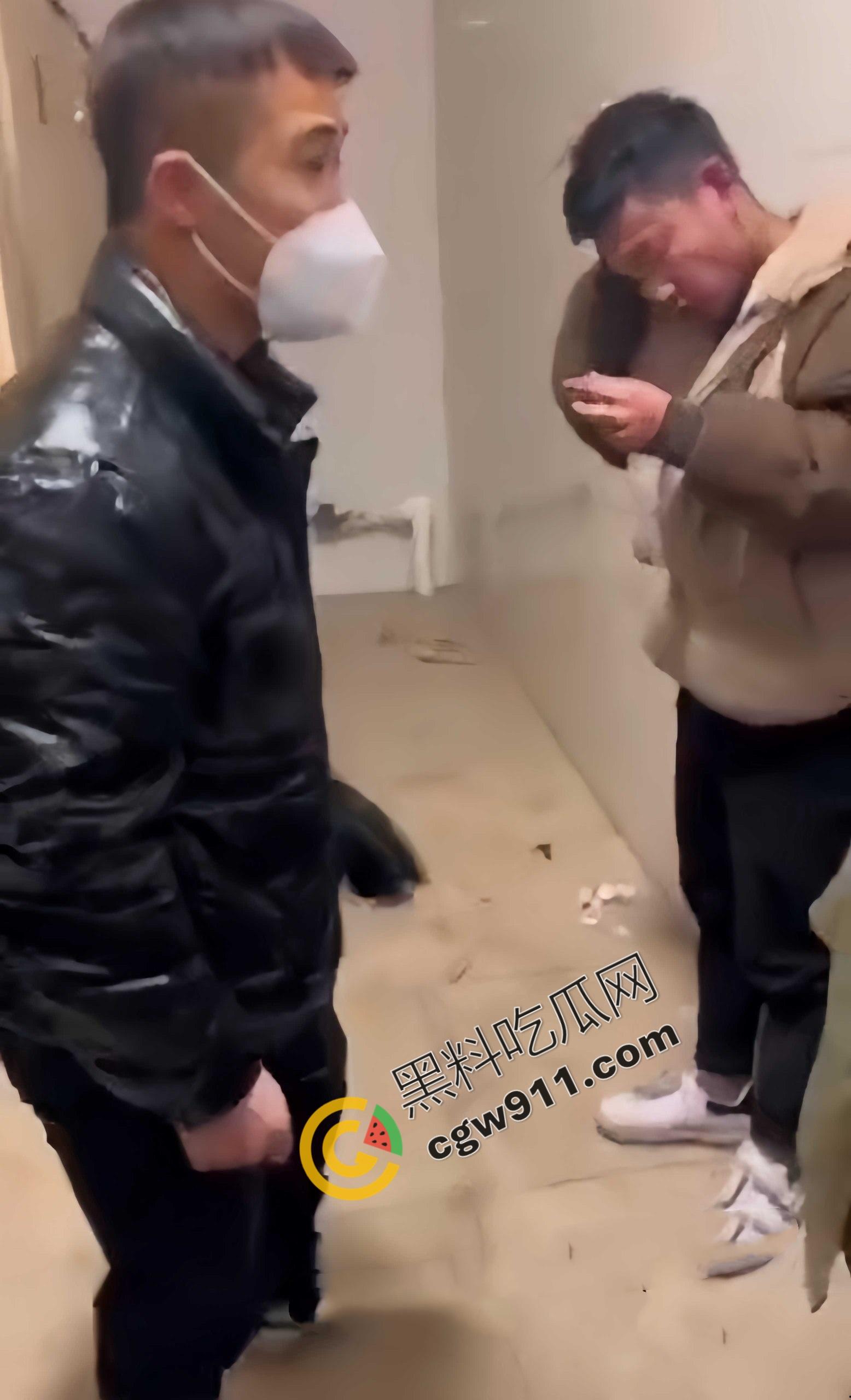 丈夫公厕怒抓出轨妻子: 奸夫被暴揍头破血流,妻子惊慌失措,网友纷纷点赞“真男子汉”-1