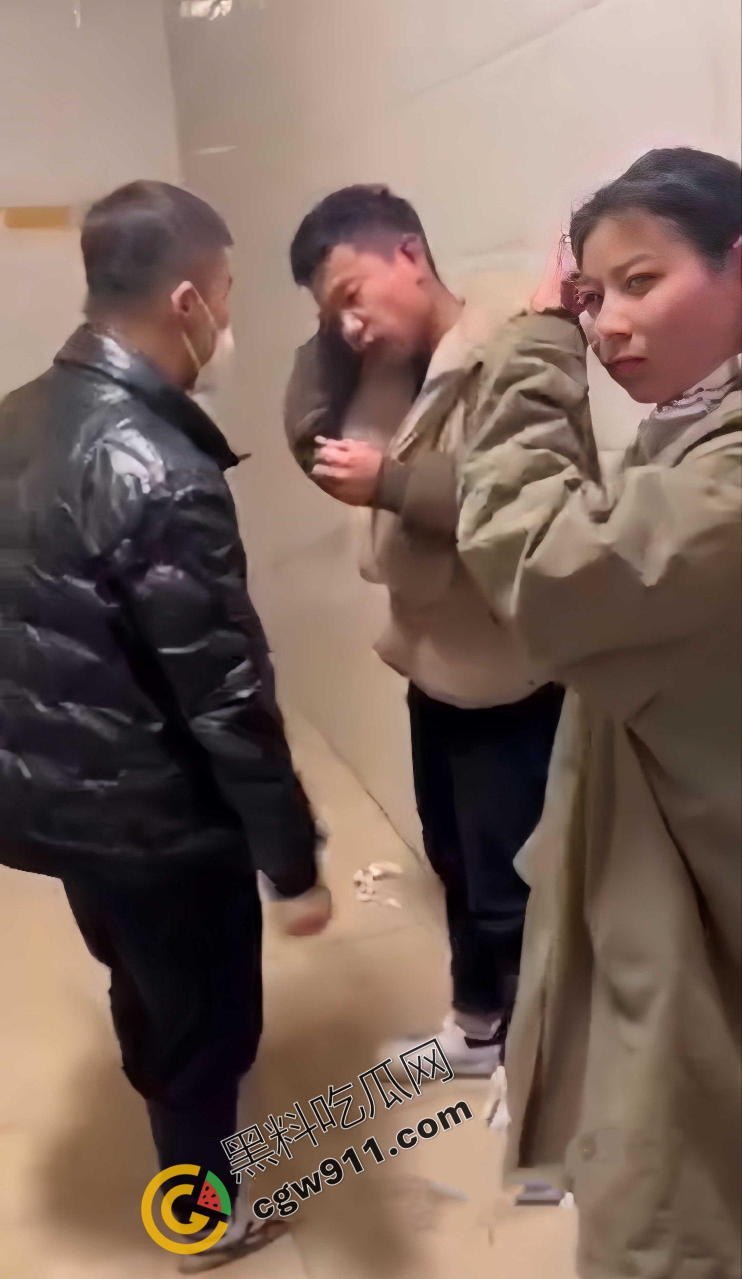 丈夫公厕怒抓出轨妻子: 奸夫被暴揍头破血流,妻子惊慌失措,网友纷纷点赞“真男子汉”-2