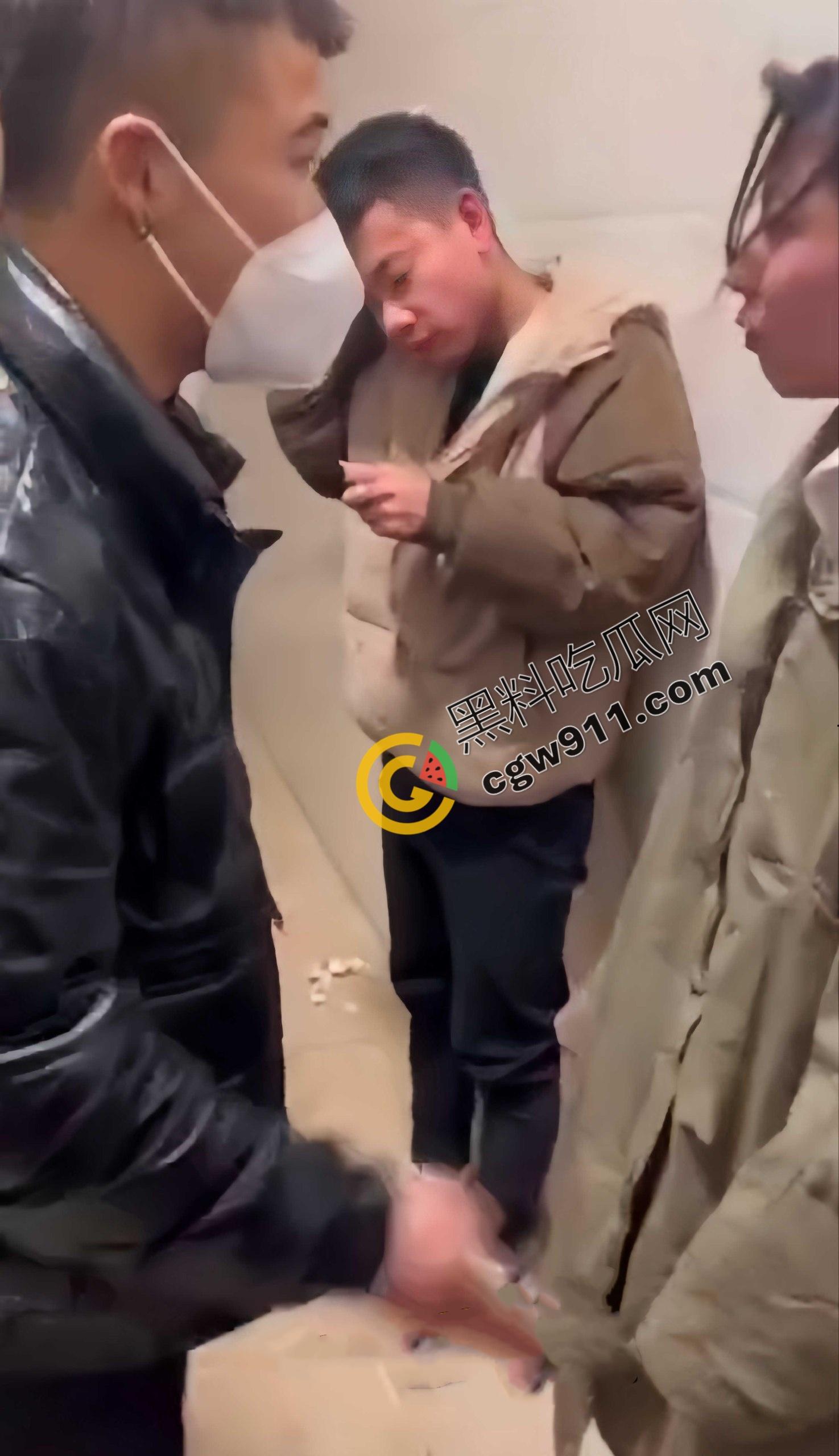 丈夫公厕怒抓出轨妻子: 奸夫被暴揍头破血流,妻子惊慌失措,网友纷纷点赞“真男子汉”-3