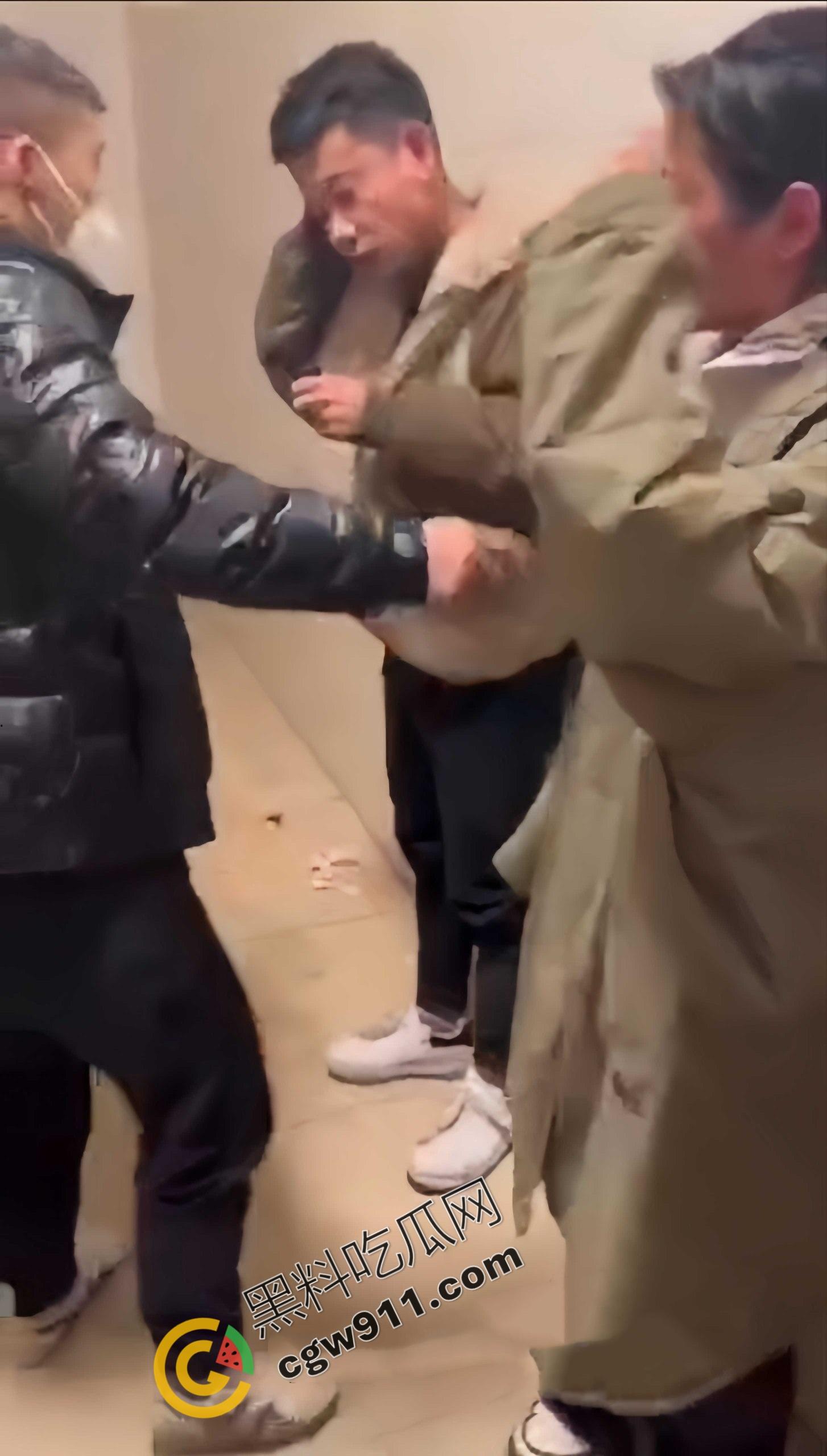 丈夫公厕怒抓出轨妻子: 奸夫被暴揍头破血流,妻子惊慌失措,网友纷纷点赞“真男子汉”-6