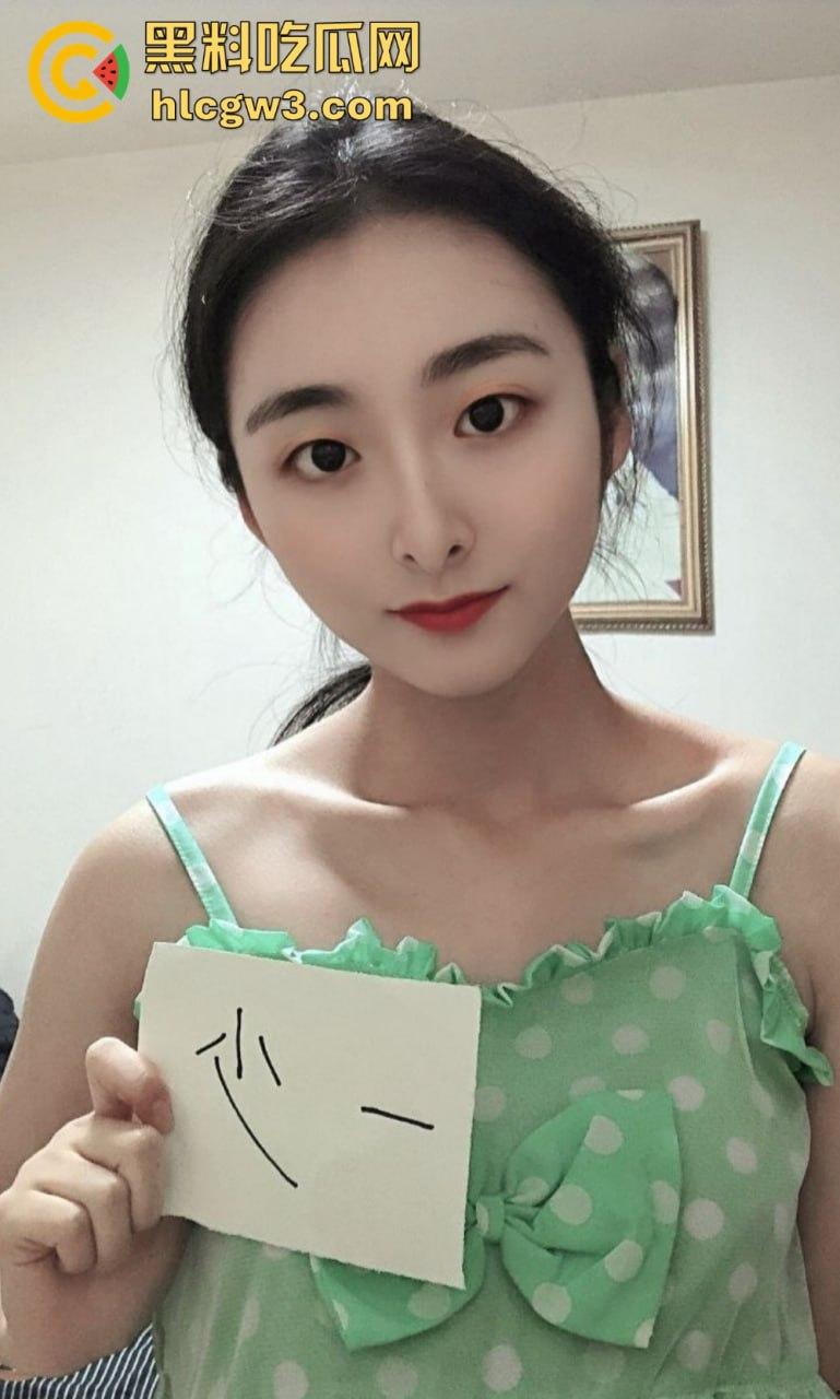 京圈富二代【一少】定制大尺度视频外泄！多名福利姬自产圣水浇头舔食，双插高潮全程炸裂！-6