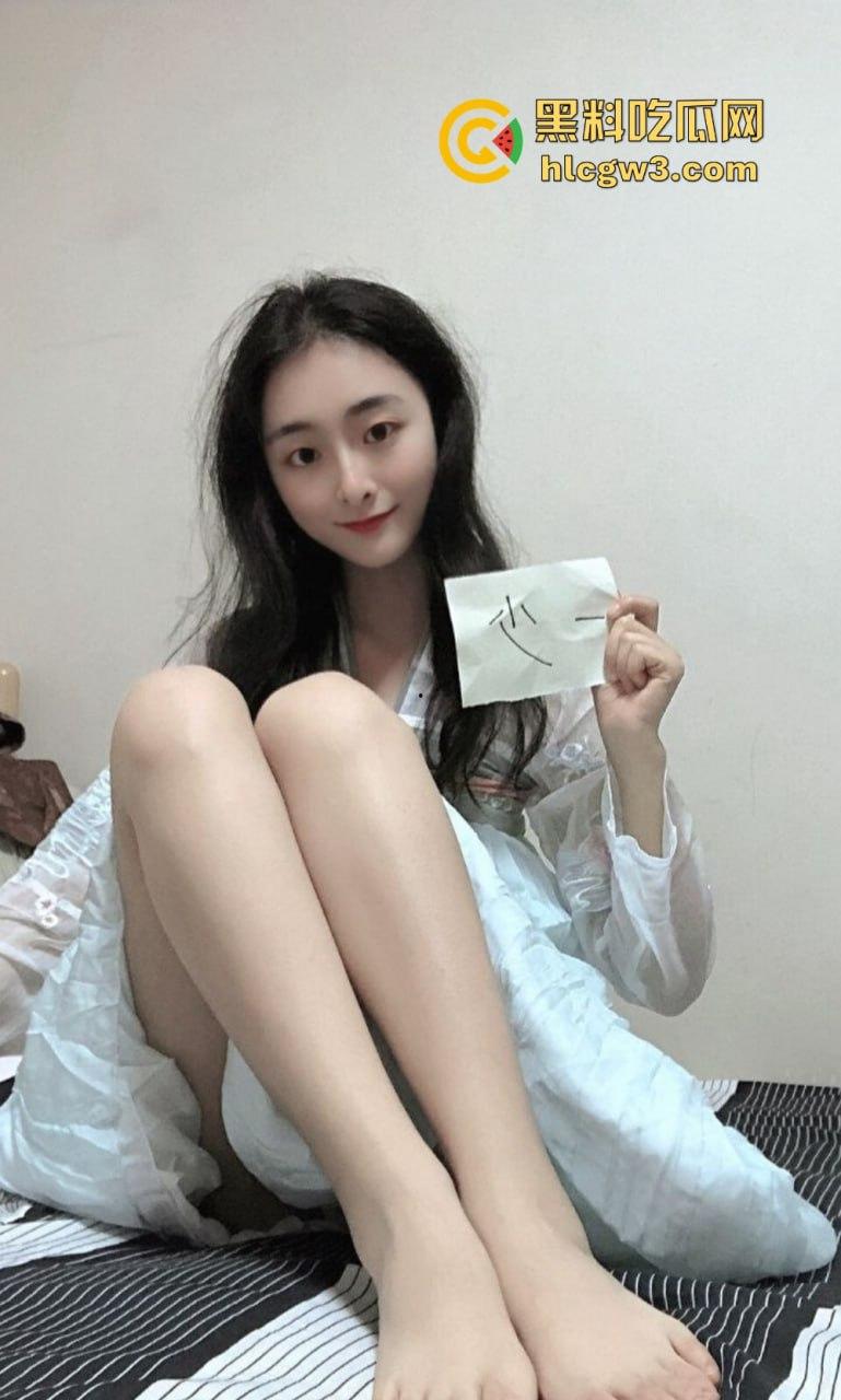 京圈富二代【一少】定制大尺度视频外泄！多名福利姬自产圣水浇头舔食，双插高潮全程炸裂！-28