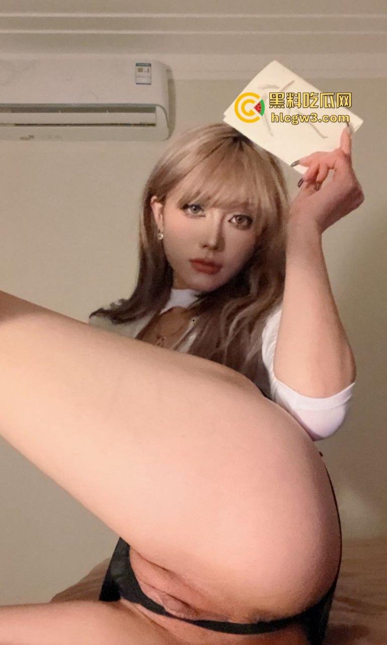 京圈富二代【一少】定制大尺度视频外泄！多名福利姬自产圣水浇头舔食，双插高潮全程炸裂！-35