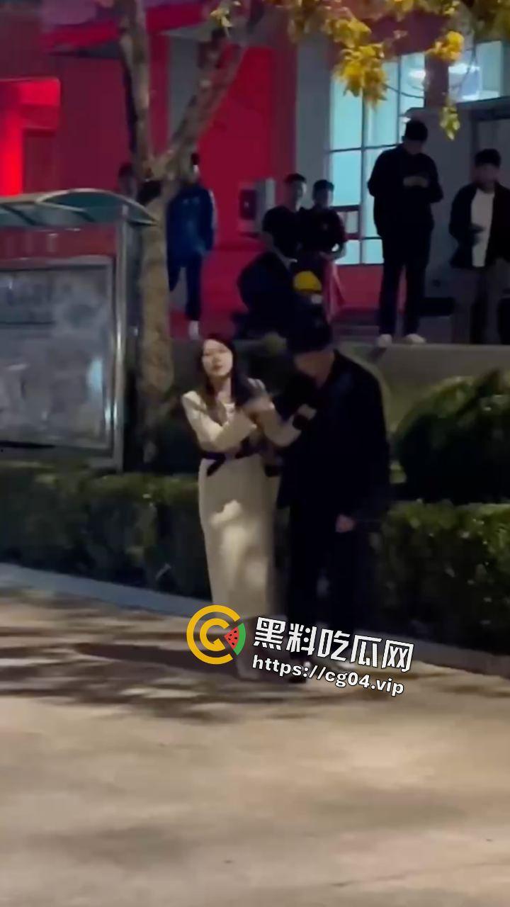 那么轮到女生来为爱冲锋了!山东体育学院男生出轨 女友四川直接飞过来兴师问罪 这么好看的女朋友 不想要可以给我-6
