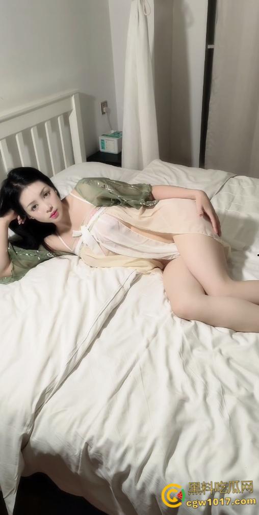 推特反差主播【李婉儿】，户外山林野战直播，口交乳交轮番榨精，多姿势激情交合，精液射嘴香艳诱惑！-1