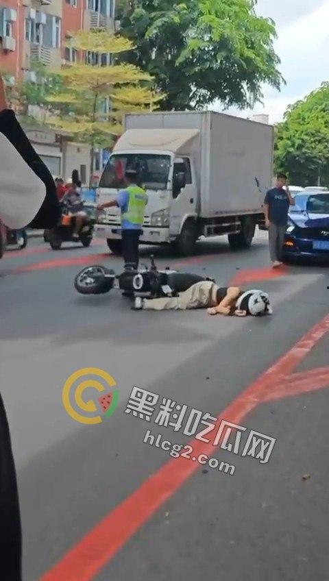 广州野马司机疯狂撞击骑电动车超正小姐姐,现场目击者震惊:简直不可思议!-8