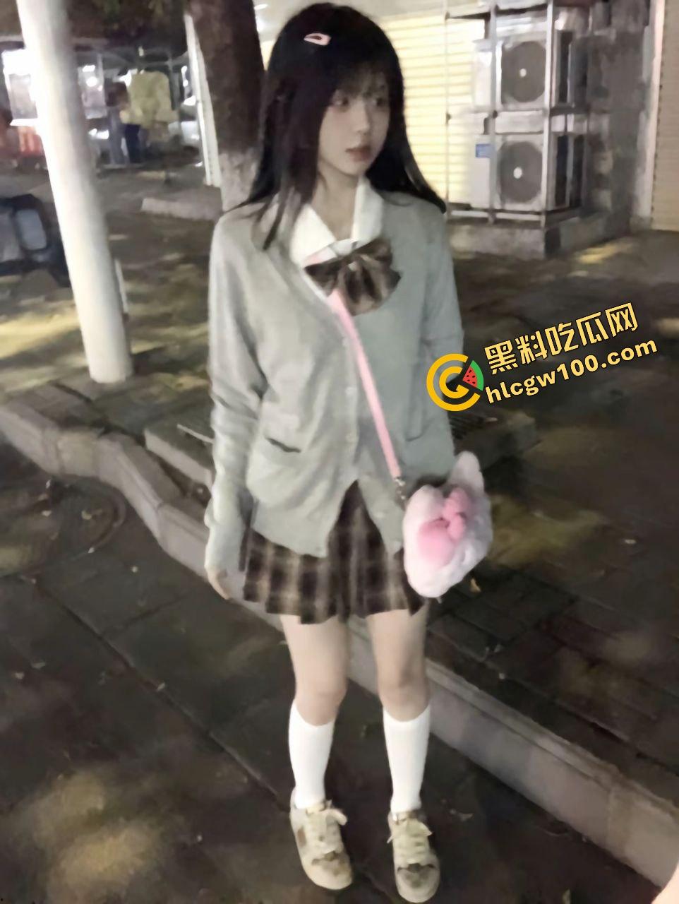 辽宁传媒学院极品嫩逼JK妹【谭乐】对镜发骚露逼自拍，约炮猛男大哥淫荡后入操逼！独家曝光流出！-2