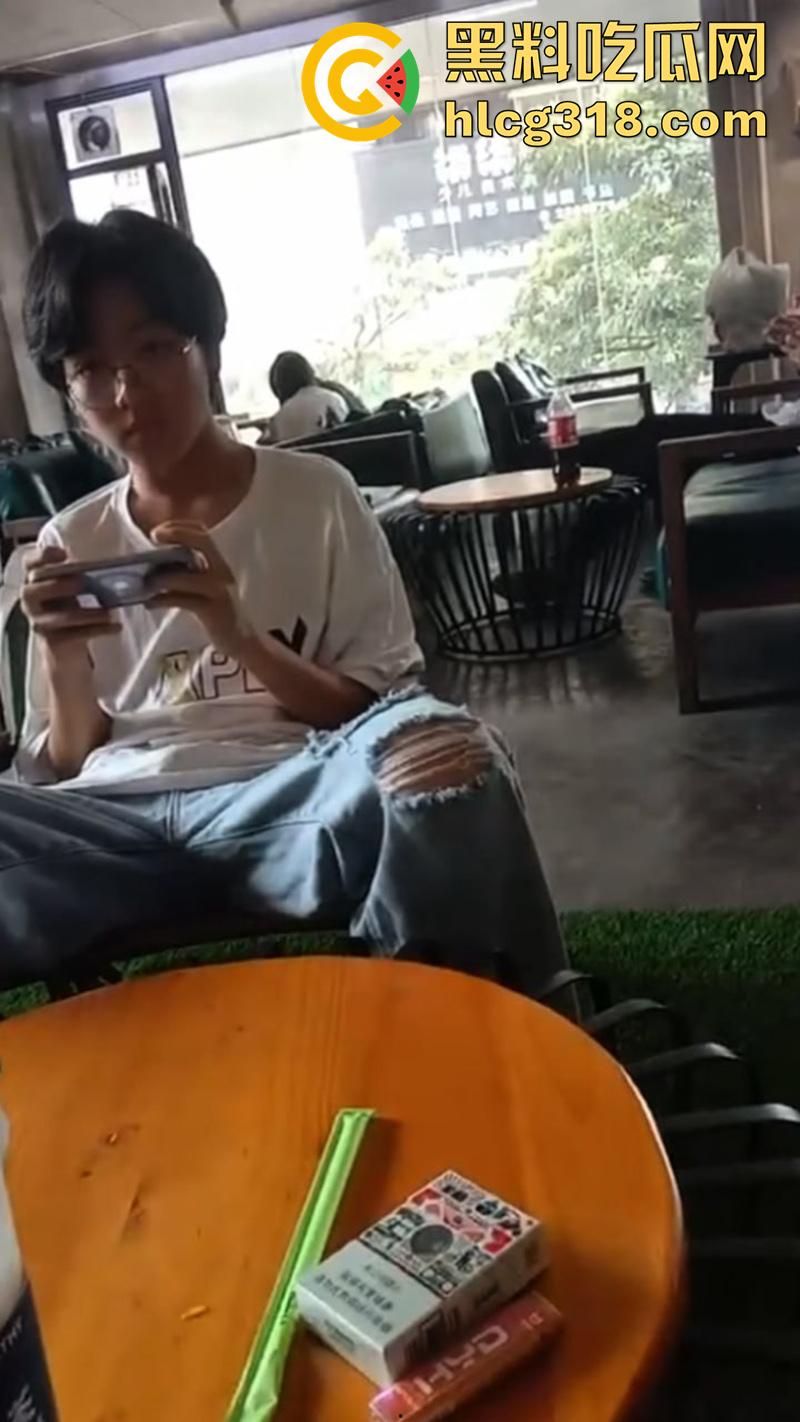 奶茶店偷情玩的就是刺激!广西玉林仙尼奶茶店,高冷校花女神【孙晓慧】,竟给陌生男子口交被曝光!-3