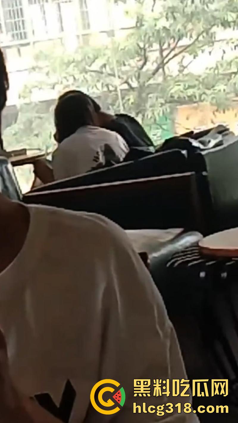 奶茶店偷情玩的就是刺激!广西玉林仙尼奶茶店,高冷校花女神【孙晓慧】,竟给陌生男子口交被曝光!-4
