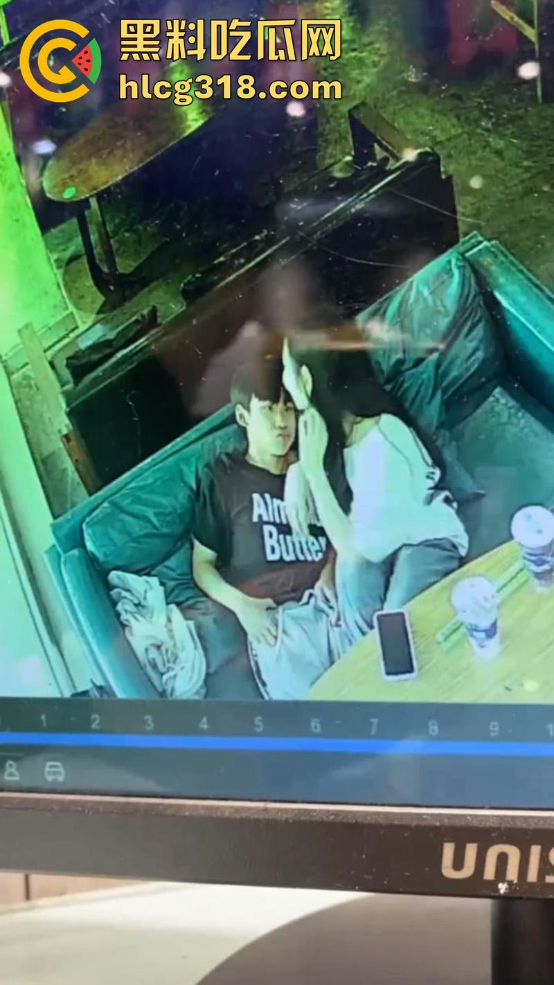 奶茶店偷情玩的就是刺激!广西玉林仙尼奶茶店,高冷校花女神【孙晓慧】,竟给陌生男子口交被曝光!-6