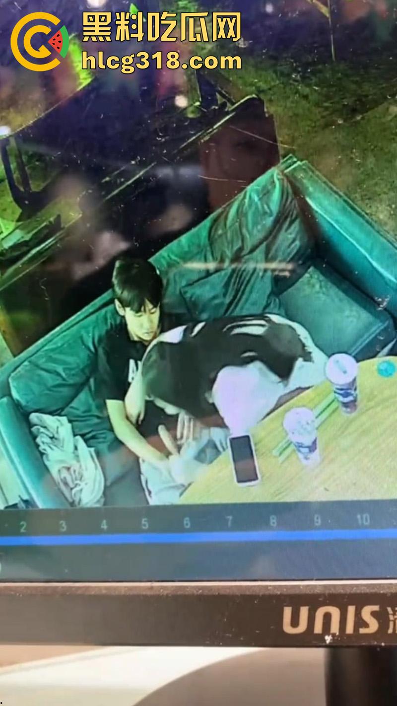 奶茶店偷情玩的就是刺激!广西玉林仙尼奶茶店,高冷校花女神【孙晓慧】,竟给陌生男子口交被曝光!-7