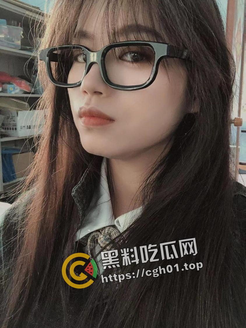 湖南母狗【陆世婷】背着男朋友约学长学弟3p  开肛初体验 手指全部塞满 水真多啊-2