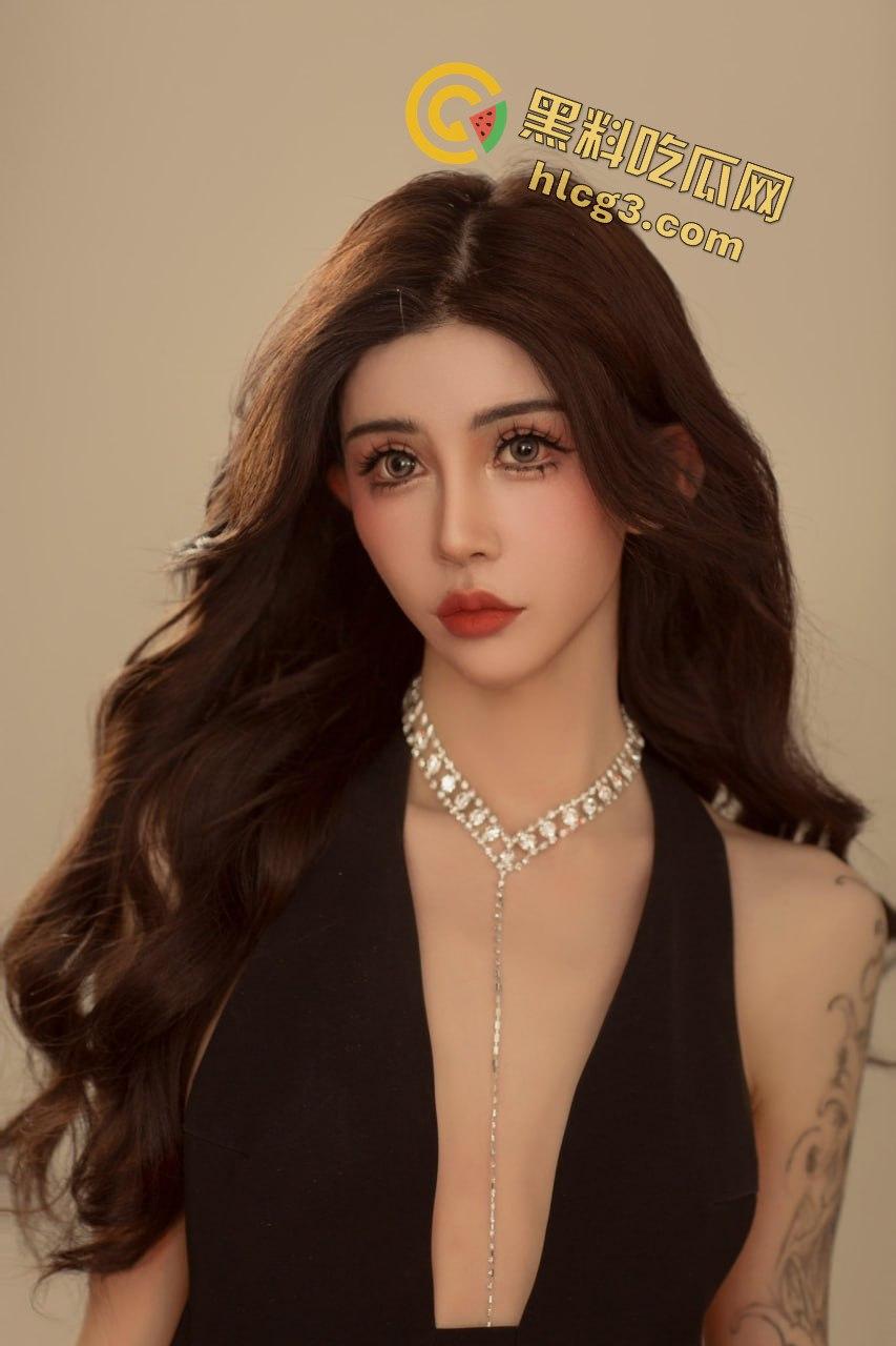 花臂纹身TS【依依】酒吧卫生间大胆玩直男鸡巴，刺激至极！-4