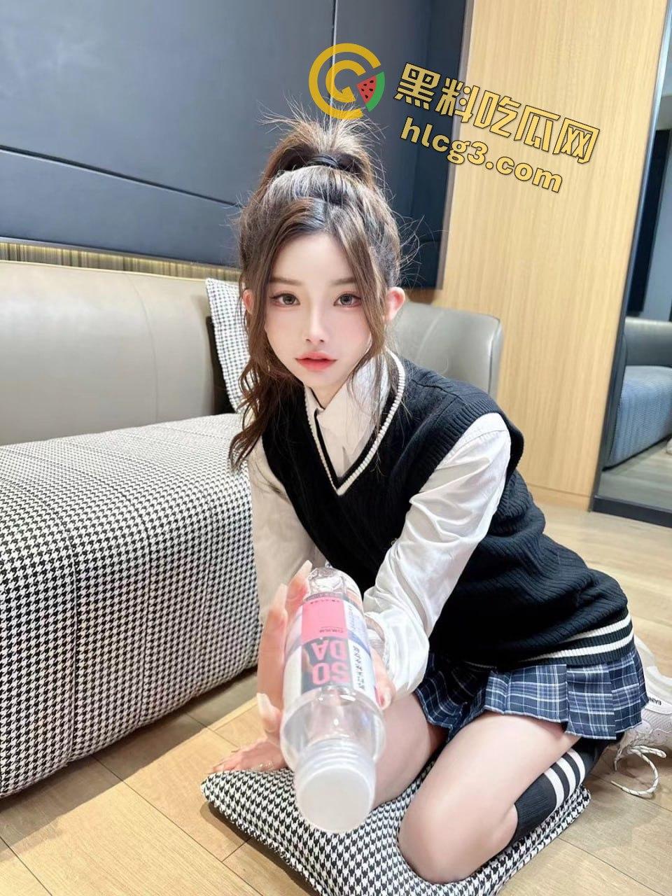 花臂纹身TS【依依】酒吧卫生间大胆玩直男鸡巴，刺激至极！-9