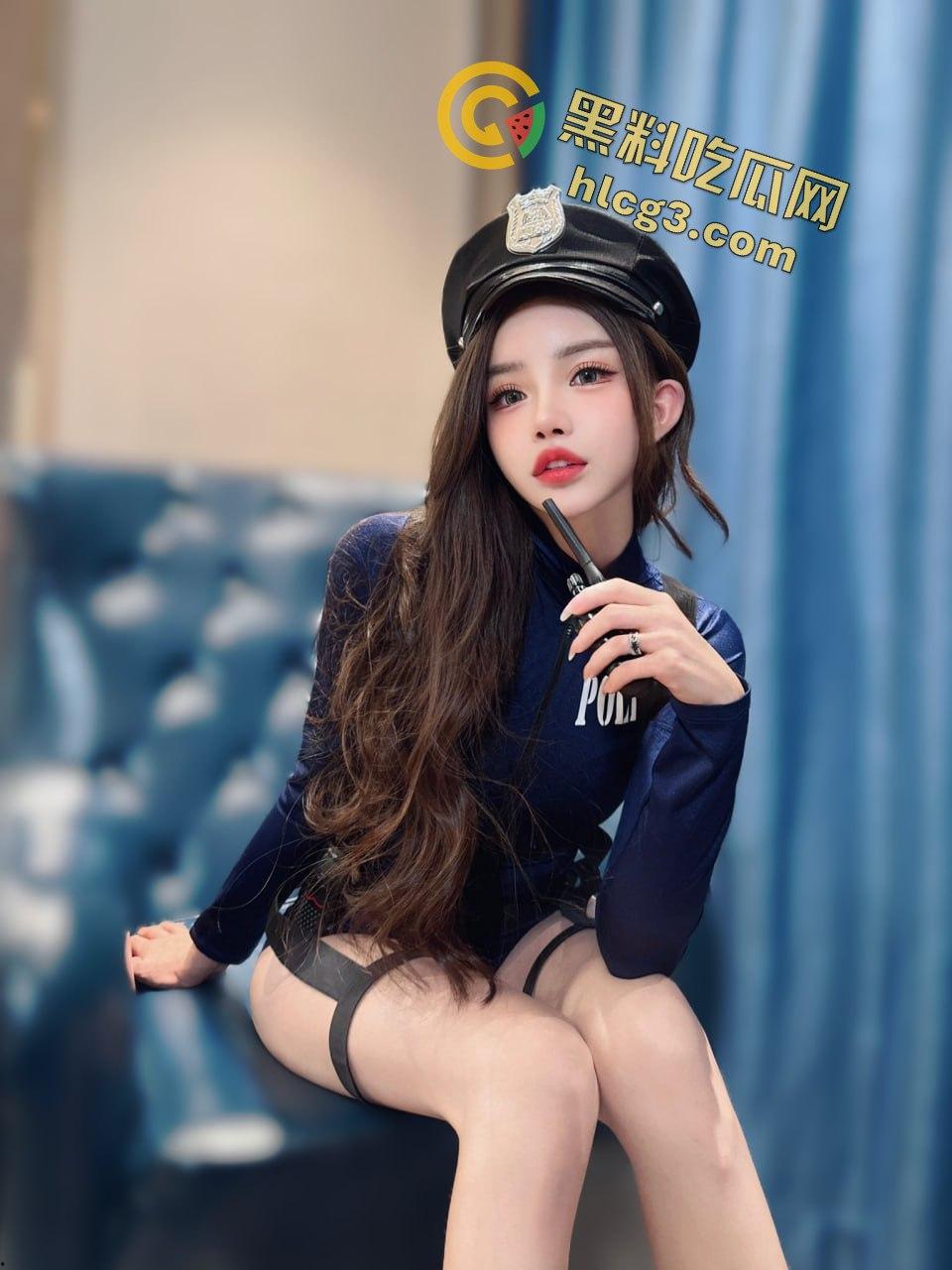 花臂纹身TS【依依】酒吧卫生间大胆玩直男鸡巴，刺激至极！-15