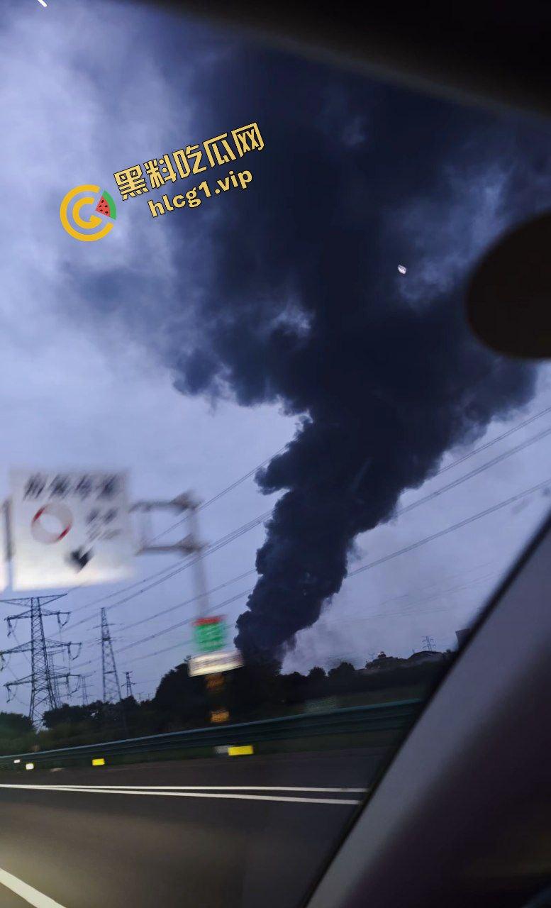 西安鄂邑张寨村 一涂料厂发生火灾！形成巨大黑色蘑菇云！-4