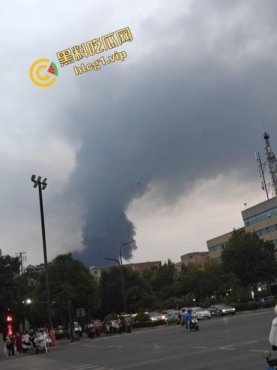 西安鄂邑张寨村 一涂料厂发生火灾！形成巨大黑色蘑菇云！-7