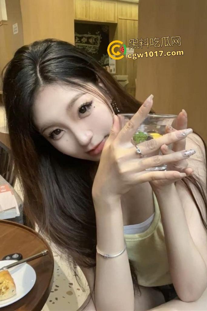 长沙理工大学学妹【张怡涵】,舔10厘米鸡巴都能塞满小嘴,戴狐狸面具被无套内射,精液流出还插回不让溢!-1