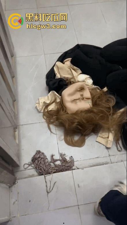 江门女装大佬变态出没!戴人皮面具假发混进女厕,被追堵脱下伪装,真是恶心到顶了!-1