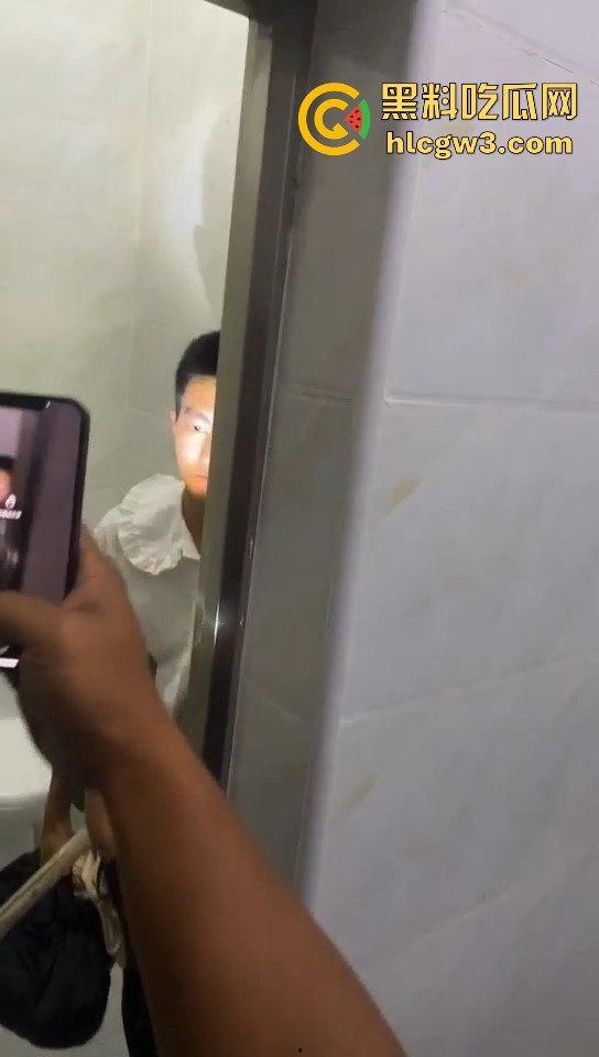 江门女装大佬变态出没!戴人皮面具假发混进女厕,被追堵脱下伪装,真是恶心到顶了!-2